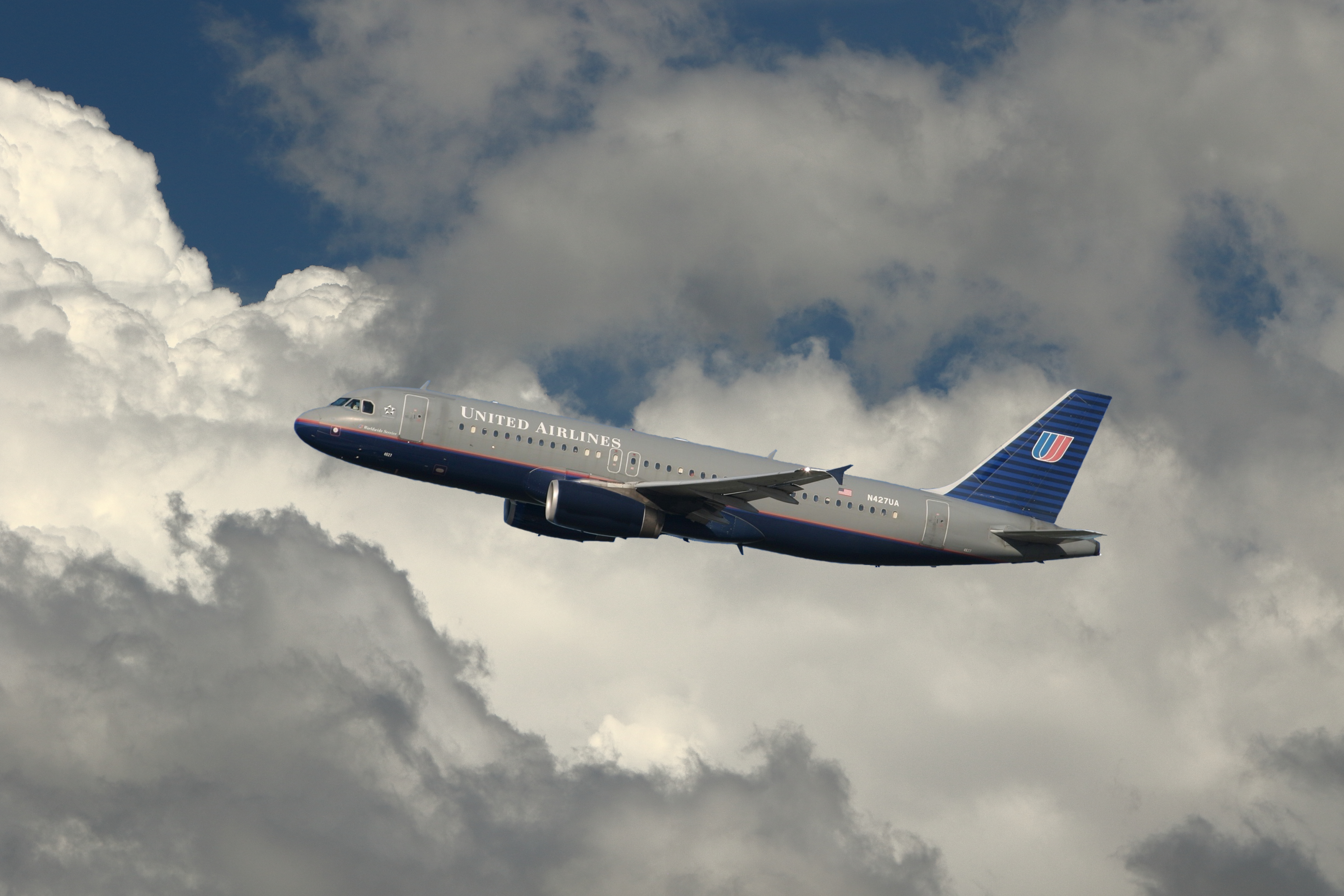 Chicago,IL United 320 depature In Storm 2005 N427UA #2.JPG