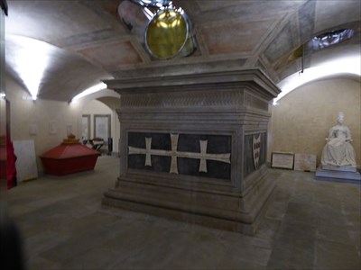 Cosimo's Tomb within the column beneath the Altar, signifying his role as a pillar of the family and the church