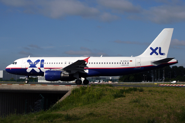 XL AIRWAYS AIRBUS A320 CDG RF IMG_8097.jpg