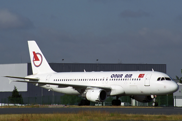 ONUR AIR AIRBUS A320 CDG RF 1861 35.jpg