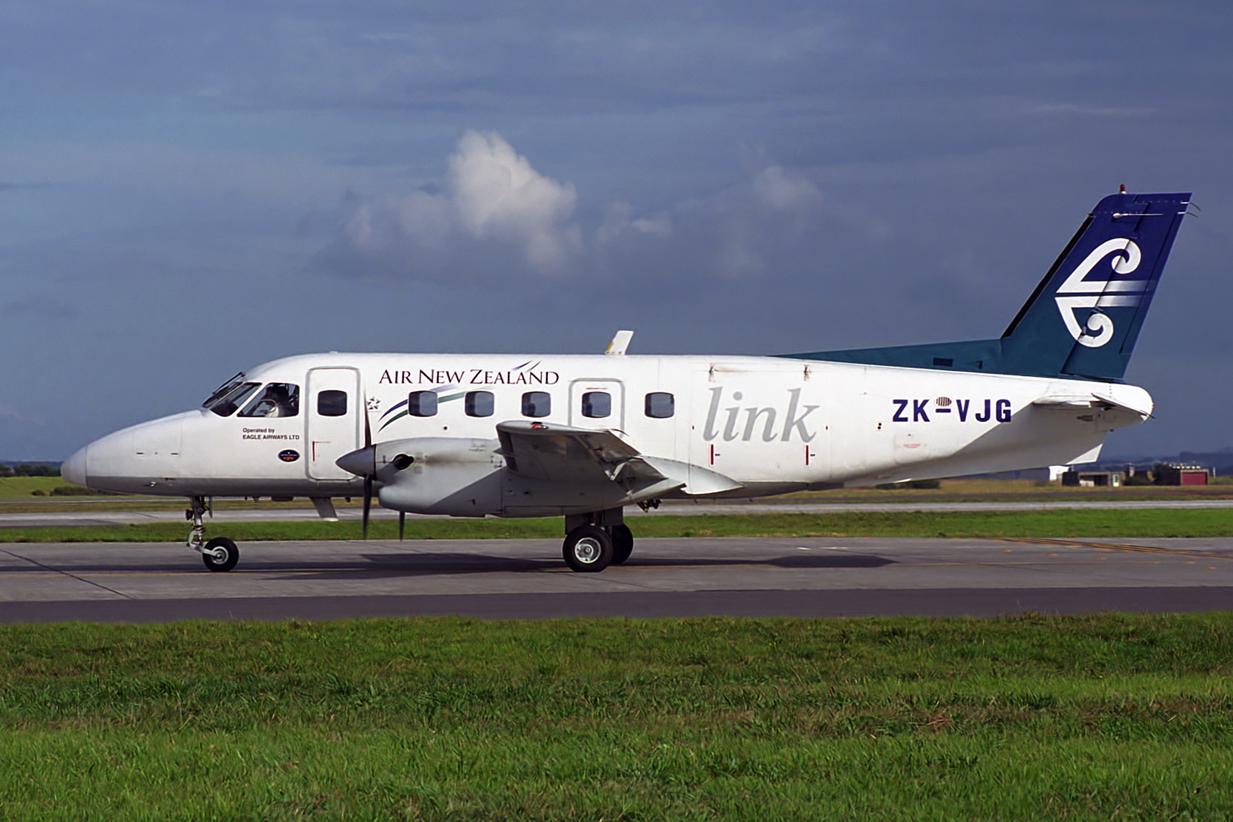 AIR NEW ZEALAND LINK EMBRAER 110 AKL RF 1615 1.jpg