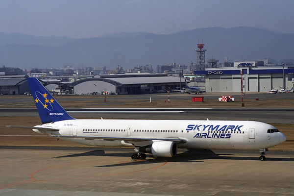 SKYMARK BOEING 767 300 FUK RF 1819 18.jpg