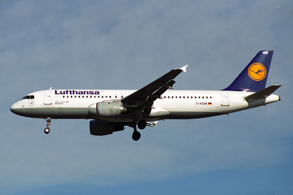 LUFTHANSA AIRBUS A320 LHR RF 1078 6.jpg