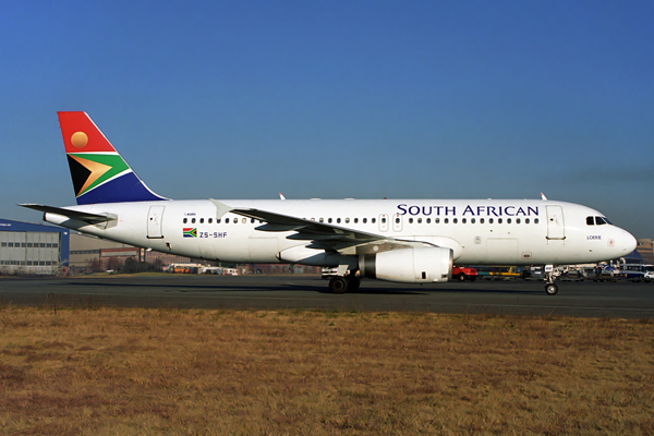 SOUTH AFRICAN AIRBUS A320 JNB RF 1485 11.jpg
