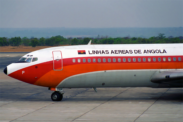 TAAG ANGOLA BOEING 707 HRE RF 1048 23.jpg