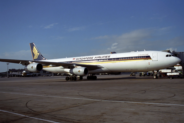 SINGAPORE AIRLINES AIRBUS A340 300 SIN RF 1139 24.jpg
