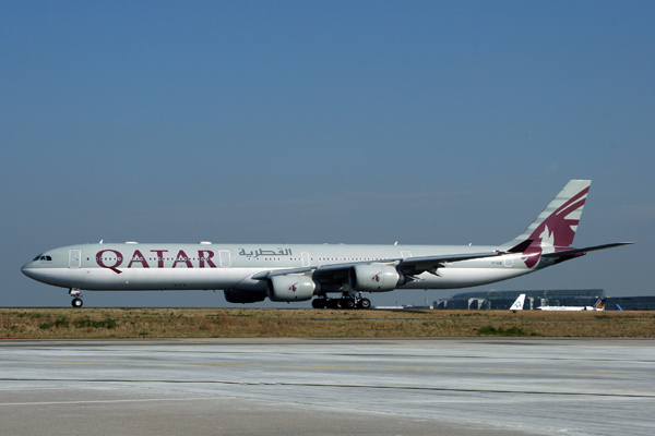 QATAR AIRBUS A340 600 CDG RF IMG_1959.jpg