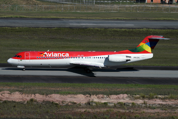 AVIANCA FOKKER 100 GRU RF IMG_4729.jpg