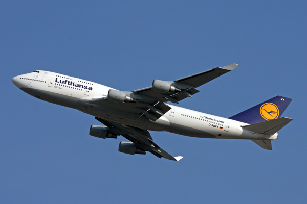 LUFTHANSA BOEING 747 400 BKK RF IMG_2346.jpg