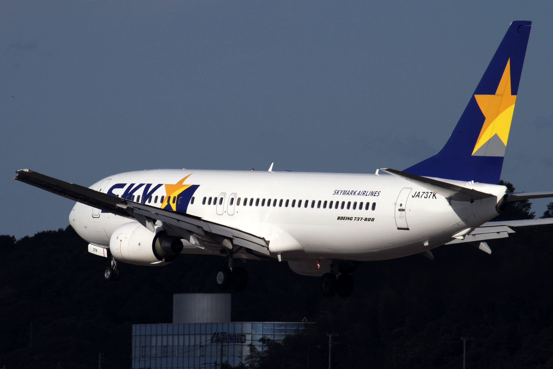 SKYMARK BOEING 737 800 FUK RF IMG_0839.jpg