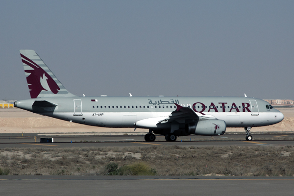 QATAR AIRBUS A320 AUH RF IMG_2163.jpg