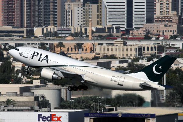 PIA PAKISTAN AIRBUS A310 300 DXB RF IMG_1382.jpg