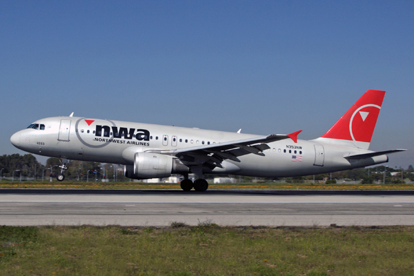 NWA AIRBUS A320 LAX RF IMG_3585.jpg
