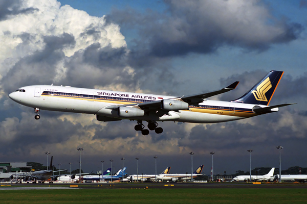 SINGAPORE AIRLINES AIRBUS A340 300 SIN RF 1412 25.jpg