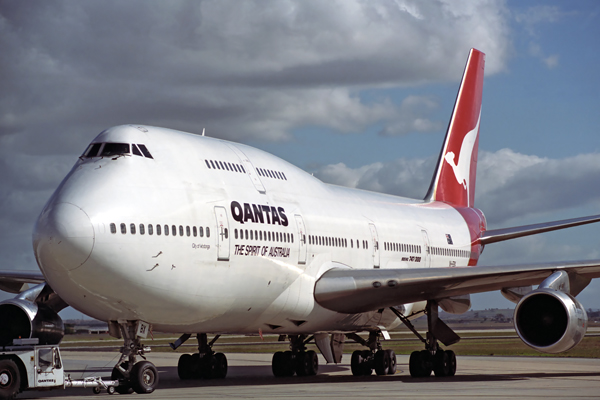 QANTAS BOEING 747 300 MEL RF 286 30.jpg