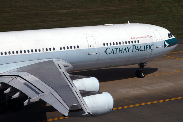 CATHAY PACIFIC AIRBUS A340 300 SGN RF IMG_0163.jpg
