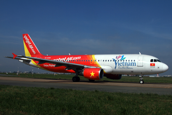 VIETJET AIR AIRBUS A320 SGN RF  IMG_0038.jpg