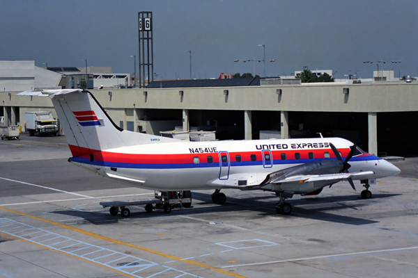 UNITED EXPRESS EMBAER 120 LAX RF 505 35.jpg