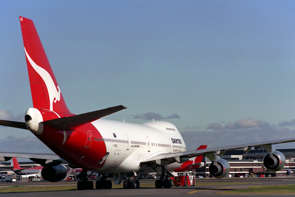 QANTAS BOEING 747 200 SYD RF 569 6.jpg