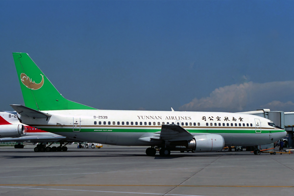 YUNNAN AIRLINES BOEING 737 300 BJS RF 681 18.jpg