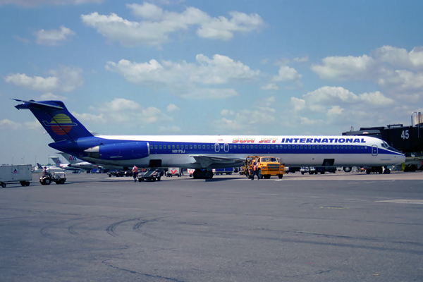 SUN JET INTERNATIONAL MD80 EWR RF 912 23.jpg