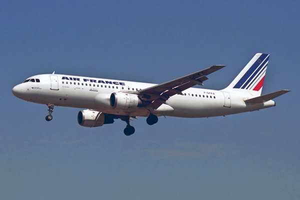 AIR FRANCE AIRBUS A320 LHR RF 1290 3.jpg