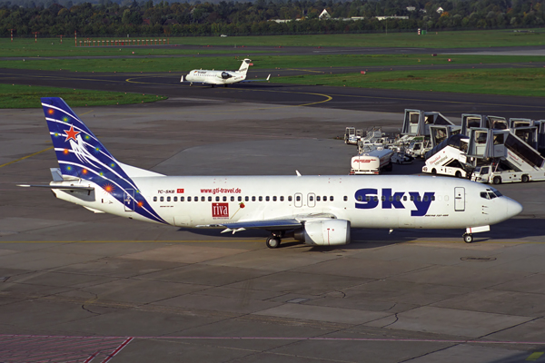 SKY BOEING 737 400 DUS RF 1768 19.jpg