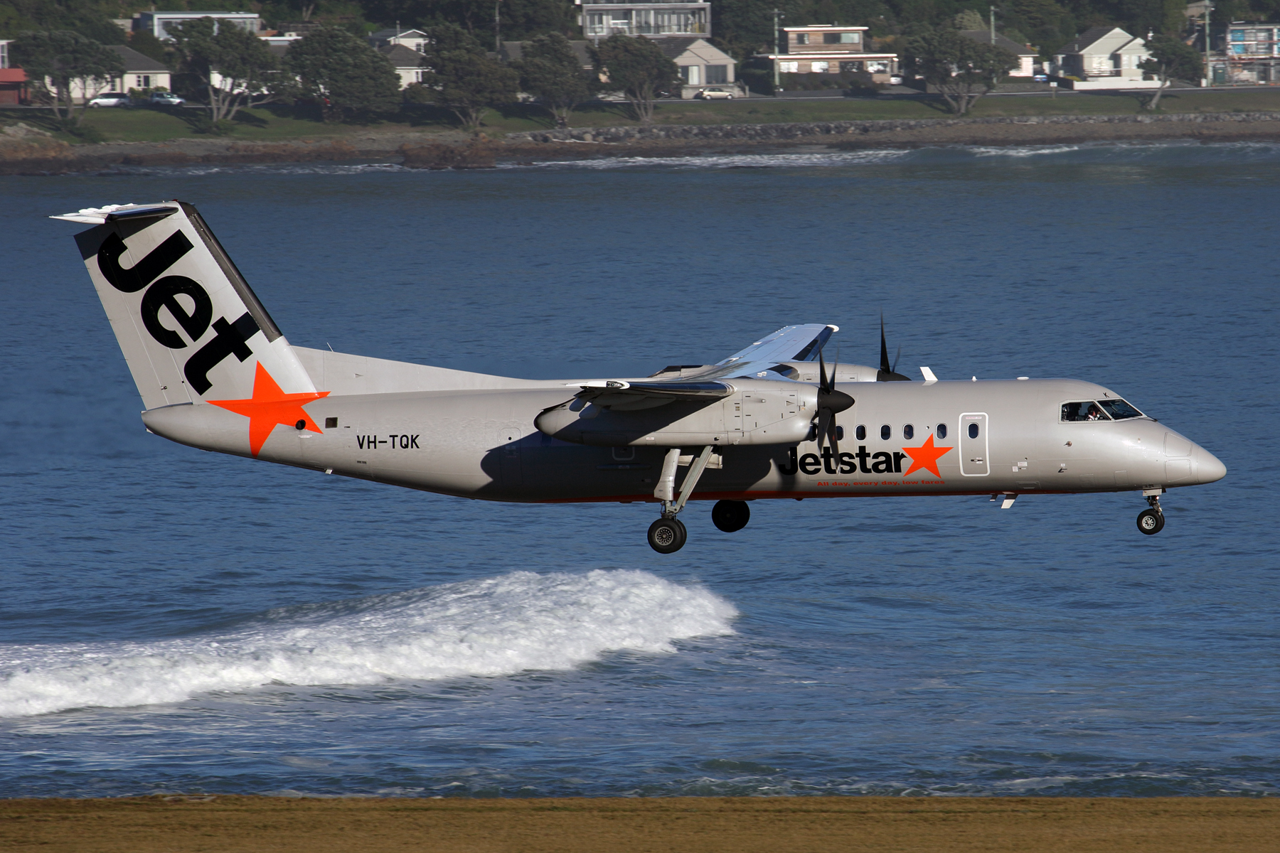 JETSTAR DASH 8 300 WLG RF 5K5A9077.jpg