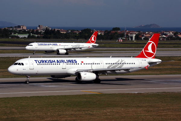 TURKISH_AIRKINES_AIRBUS_A2321s_IST_RF_5K5A0404.jpg