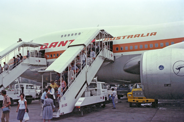 QANTAS_BOEING_747_200_BKK_RF_173_4.jpg