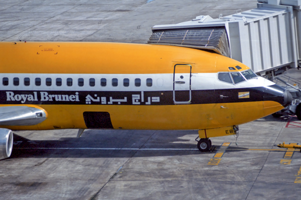 ROYAL_BRUNEI_BOEING_737_200_SIN_RF_053_26.jpg