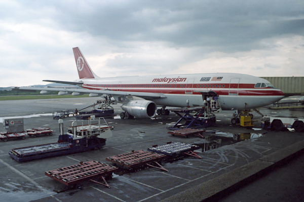 MALAYSIAN_AIRLINE_SYSTEM_AIRBUS_A300_KUL_RF_052_26.jpg