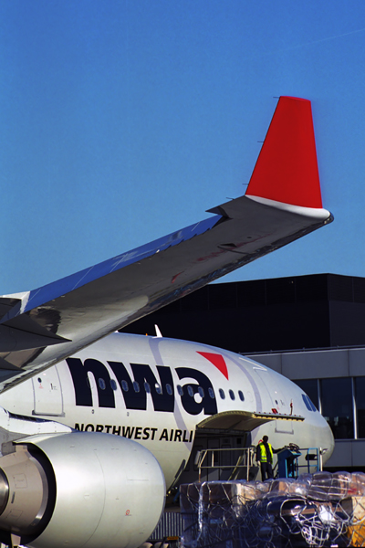 NWA_AIRBUS_A330_300_AMS_RF_1777_16.jpg