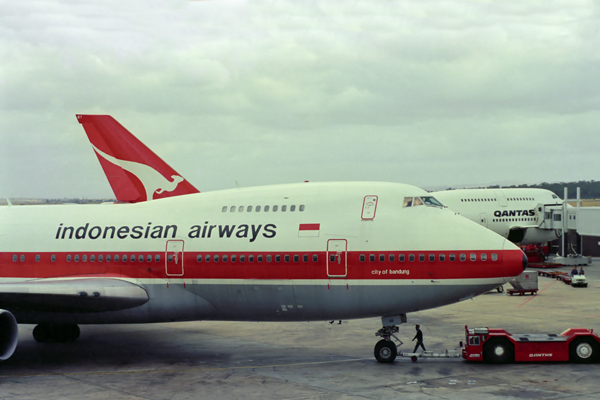 GARUDA_QANTAS_BOEING_747s_MEL_RF_51_1.jpg