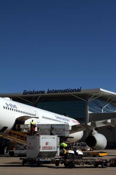 CHINA_EASTERN_AIRBUS_A330_200_BNE_RF_IMG_9428.jpg