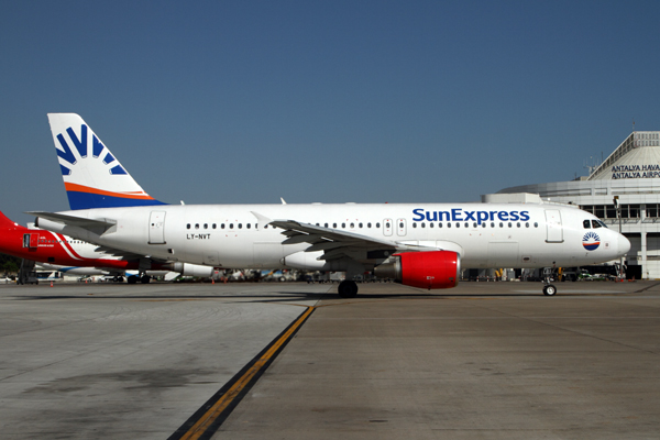 SUN_EXPRESS_AIRBUS_A320_AYT_RF_IMG_9627.jpg