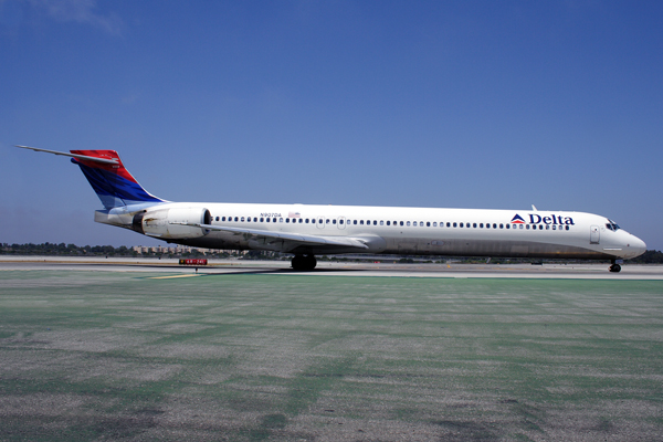 DELTA_MD90_LAX_RF.jpg