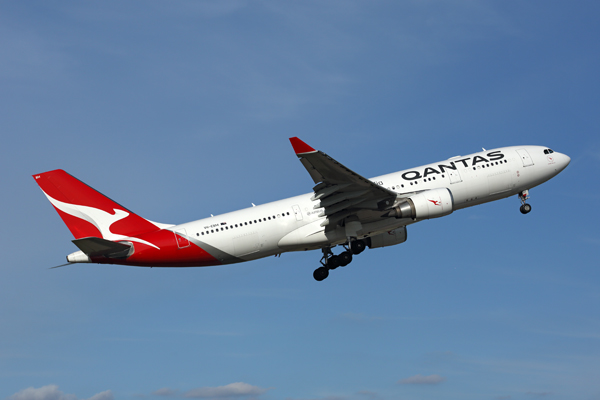 QANTAS AIRBUS A330 200 MEL RF 5K5A4839.jpg