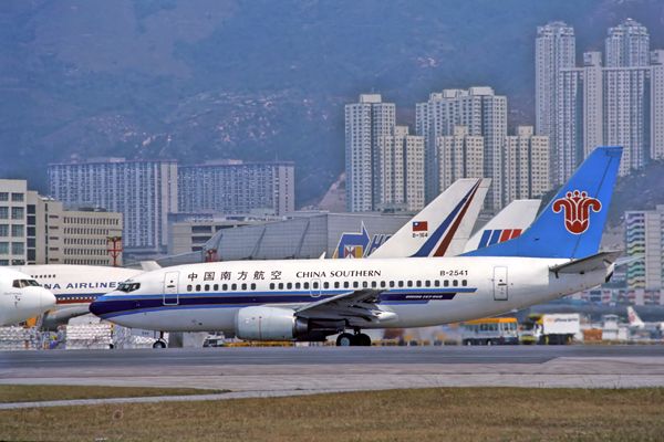 CHINA SOUTHERN BOEING 737 500 HKG RF 766 18.jpg