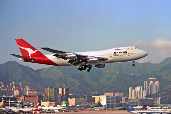 QANTAS BOEING 747 200 HKG RF 700 10.jpg