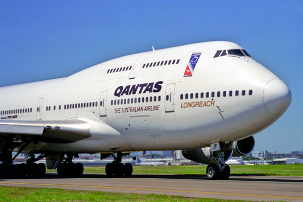 QANTAS BOEING 747 400 SYD RF 999 2.jpg