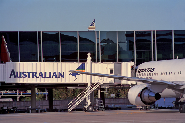 QANTAS BOEING 767 300 SYD RF 652 36.jpg