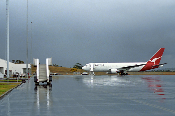 QANTAS BOEING 767 200 HBA RF 218 16.jpg