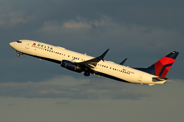 DELTA BOEING 737 800 JFK RF 5K5A4513.jpg