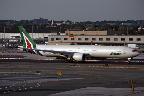 ALITALIA BOEING 777 300ER JFK RF 5K5A9692.jpg