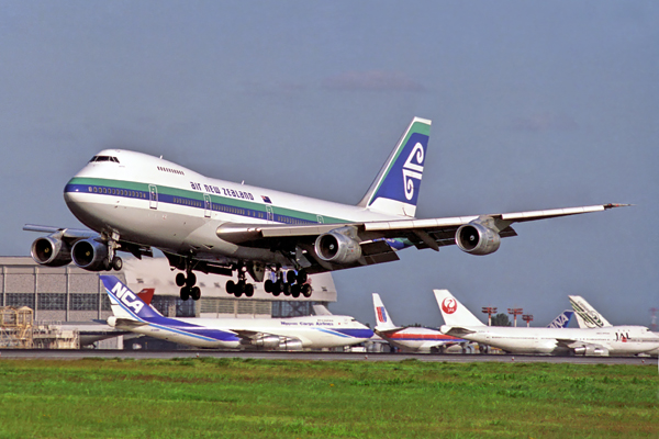 AIR NEW ZEALAND BOEING 747 200 NRT RF 428 3.jpg