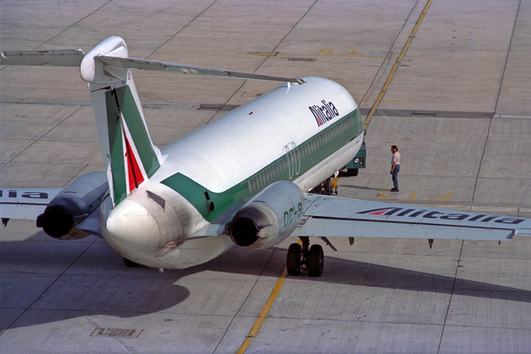 ALITALIA DC9 30 LHR RF 105 22.jpg