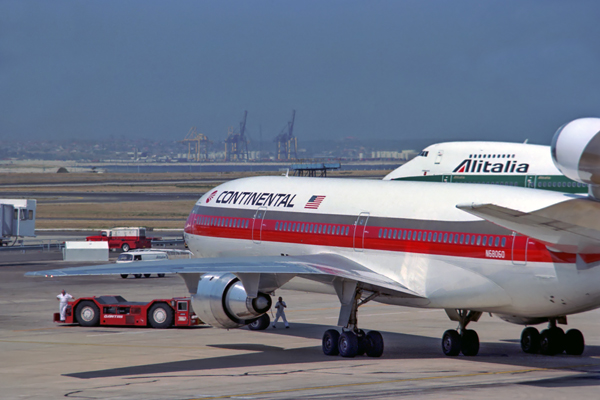 CONTINENTAL ALITALIA AIRCRAFT SYD RF 047 21.jpg