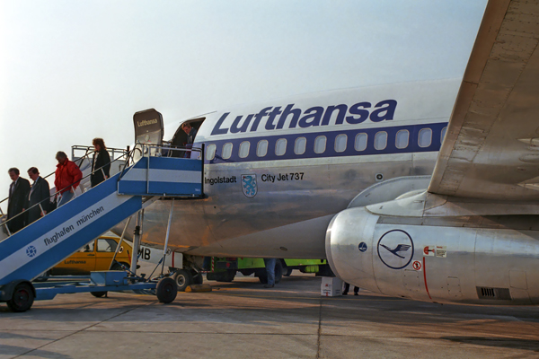 LUFTHANSA BOEING 737 200 MUC RF 060 8.jpg