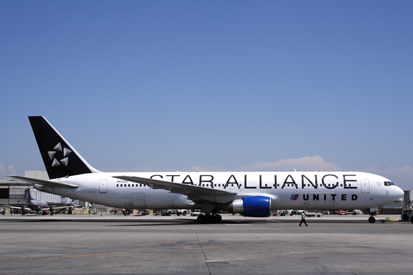 UNITED BOEING 767 300 LAX RF.jpg